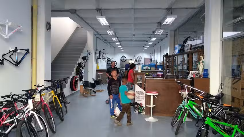 Tienda y Servicio T&eacute;cnico de bicicletas Correcaminos